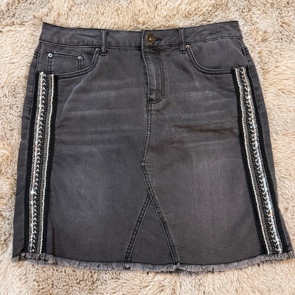Baccini‎ Denim Skirt Dark Gray Embroidered Trim Frayed Hem Size 8